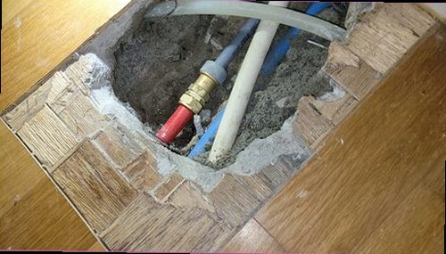 용산구 누수탐지 배수 연결부 점검과 누수 원인 확인 과정을 보여주는 현장 이미지