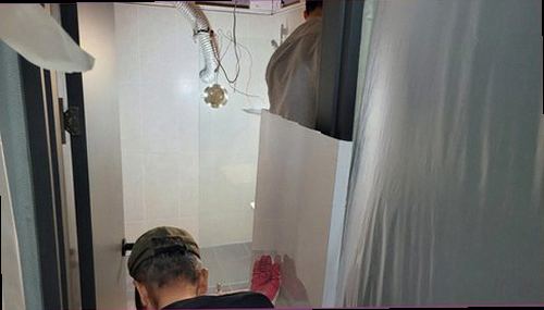 누수탐지 압력 측정기와 수분 측정기를 활용해 의심 구간을 좁히는 모습