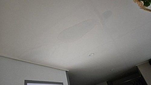 누수탐지 안방 천장 모서리에 생긴 누수 얼룩과 주변 벽지 상태