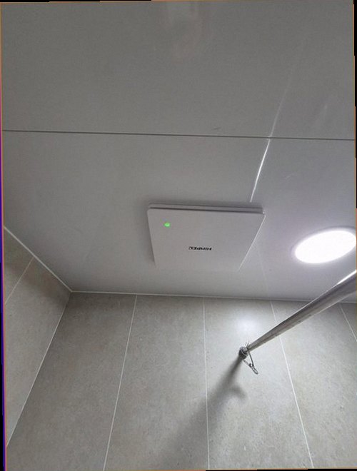 군포 누수탐지 욕실 바닥과 벽면의 누수 흔적을 확인하는 모습