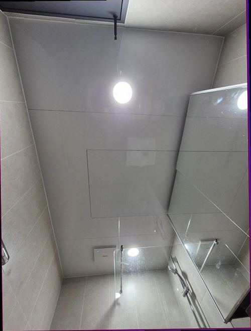 누수탐지 누수 점검 후 건조 상태와 주변 마감재를 확인하는 모습