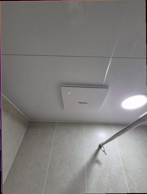 누수탐지 화장실 바닥과 벽면의 누수 흔적을 확인하는 모습