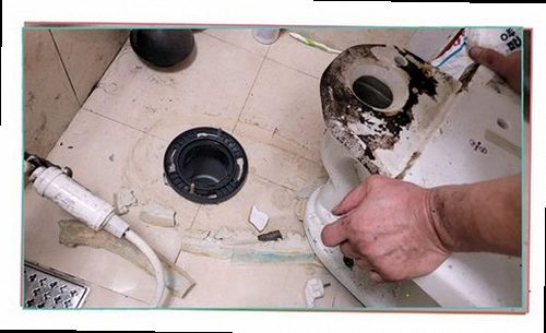평택 누수탐지 화장실 바닥 가장자리와 문틀 주변의 습기 흔적