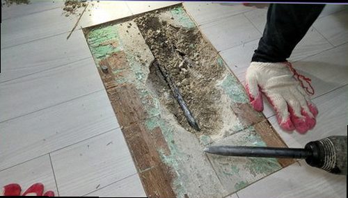 평택 누수탐지 욕실 벽면과 바닥의 누수 흔적을 확인하는 모습