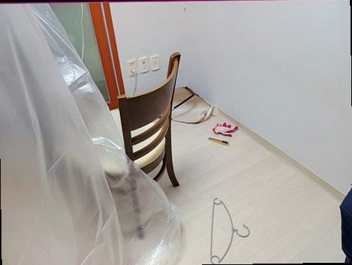 하남 누수탐지 싱크대 하부장 내부와 배관 연결부를 점검하는 모습