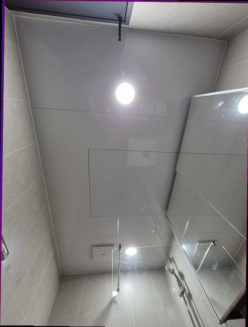 누수탐지 벽면 변색과 들뜬 마감재를 확인하는 모습