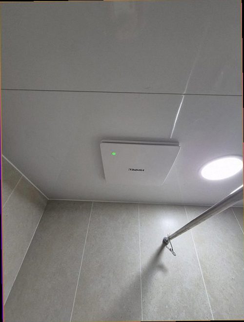 덕양구 누수탐지 천장과 벽면에 나타난 누수 흔적을 확인하는 모습