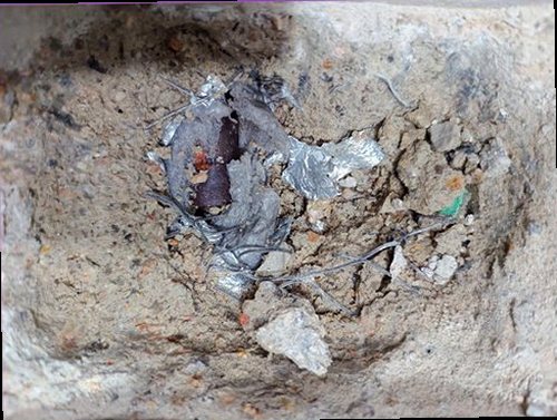 장안구 누수탐지 천장과 벽면의 누수 흔적을 확인하는 점검 모습