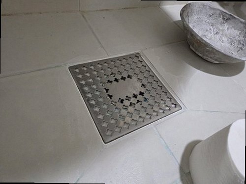 누수탐지 욕실 바닥 배관 점검 장면