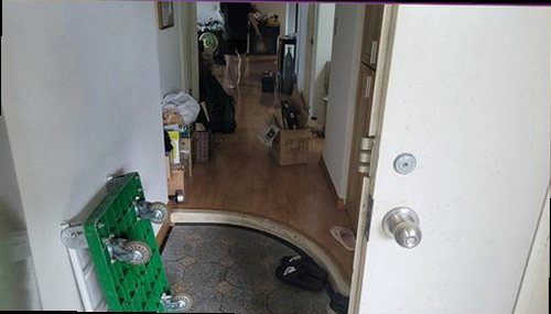 강화군 누수탐지 천장 모서리에 번진 물자국과 주변 마감 상태를 확인하는 모습
