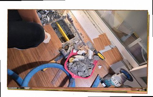 부평구 누수탐지 베란다 천장에 번진 페인트 변색과 들뜸 흔적