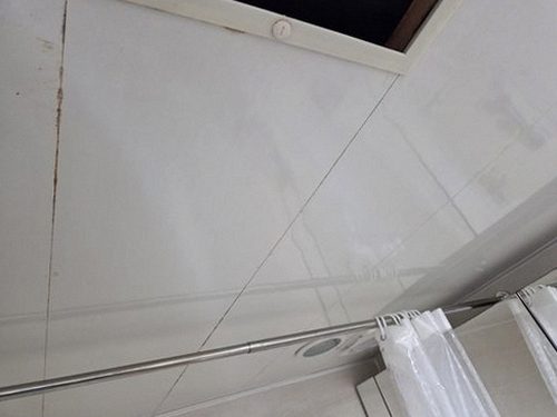누수탐지 보수 후 건조 과정을 확인하는 천장 상태