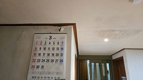 누수탐지 실내 천장과 벽의 물자국 및 주변 배관 점검 장면