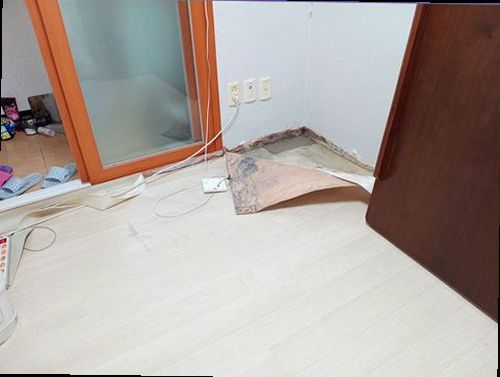 아산시 누수탐지 벽면과 바닥의 습도 차이를 점검하는 현장 모습