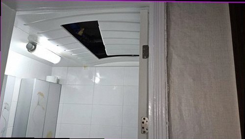 서대문구 누수탐지 벽면 얼룩과 바닥 습기를 확인하는 모습