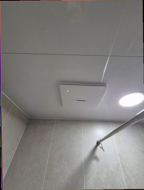 안성 누수탐지 벽면 변색과 계량기 수치를 비교하는 누수 점검 모습