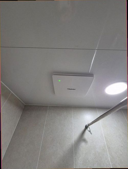상록구 누수탐지 배관 연결부와 천장 내부 수분 상태를 점검하는 과정