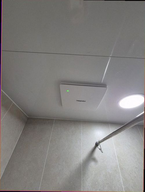 동안구 누수탐지 수도계량기 변화와 벽면 습기 흔적을 확인하는 모습