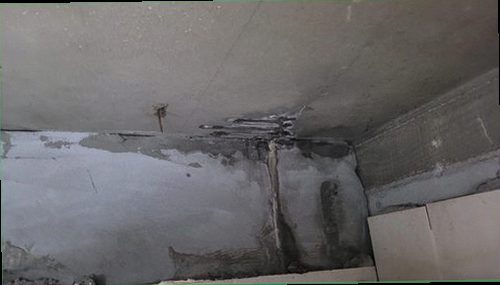 누수탐지 누수 원인 확인 후 배관 주변과 마감재 상태를 점검하는 모습