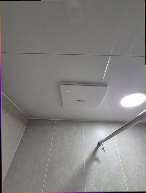 누수탐지 화장실 주변의 습기와 점검 장면을 보여주는 안내 이미지