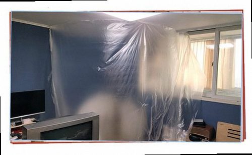 강동구 누수탐지 주방 하부장과 배관 연결 부위를 확인하는 모습