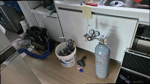 누수탐지 벽면 수분 상태와 주변 배관 위치를 비교 점검하는 모습