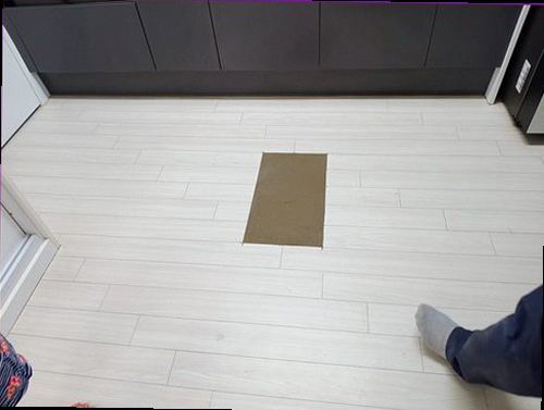 광진구 누수탐지 벽면과 바닥 주변의 누수 흔적을 확인하는 모습