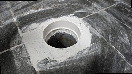 누수탐지 점검 결과를 정리한 기록지와 배관 연결부 사진을 확인하는 장면