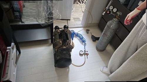누수탐지 측정 기록표와 사진을 함께 정리하는 모습
