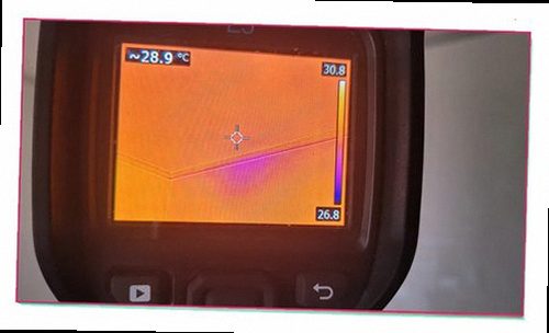 성동구 누수탐지 욕실 벽면의 얼룩과 습기 흔적을 확인하는 모습