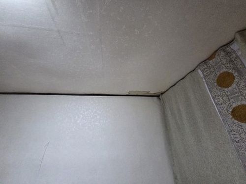누수탐지 보수 후 건조된 바닥 표면과 점검 기록지