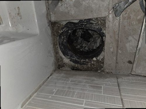 누수탐지 욕실 벽면에서 누수 지점을 측정하는 점검 장면