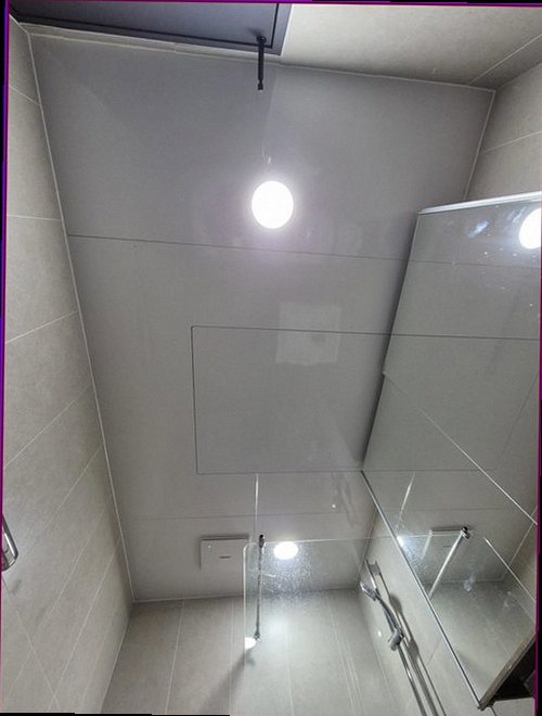 광주 누수탐지 싱크대 하부장과 벽면의 누수 흔적을 비교해 확인하는 모습