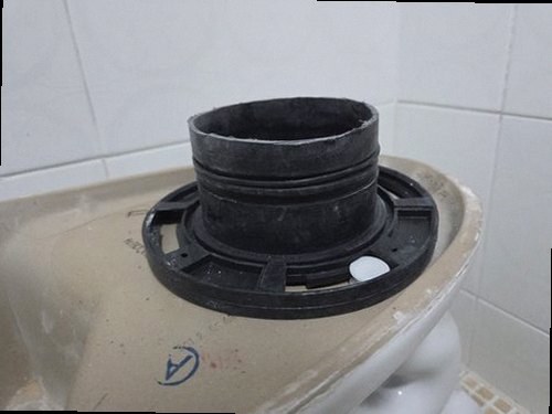 김포 누수탐지 보수 후 배관 주변과 마감 상태를 확인하는 모습