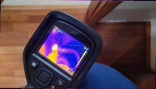 시흥 누수탐지 욕실 바닥과 벽면의 미세한 습기를 확인하는 현장 점검 모습