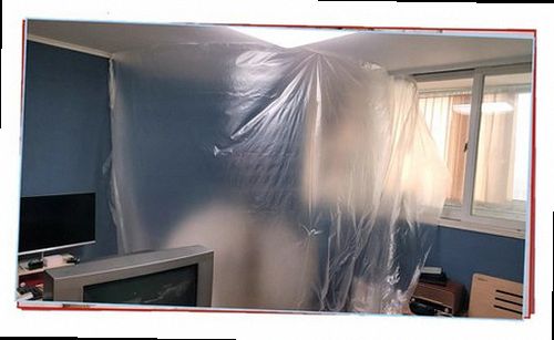 오산 누수탐지 현관 주변 누수 흔적과 습도 측정 장비를 확인하는 현장