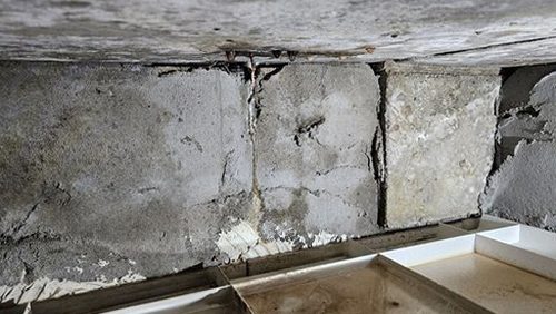 누수탐지 보수 후 바닥 상태와 습도 변화를 재확인하는 점검 장면