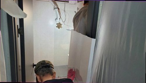 누수탐지 배관 연결부와 보온 상태를 확인하는 점검 장면