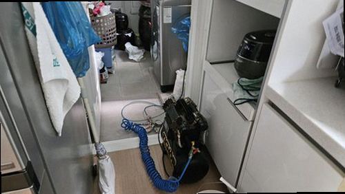 누수탐지 천장 얼룩을 확인하는 현장 점검 장면