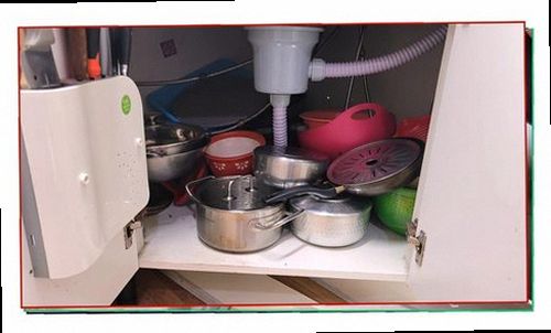 팔달구 누수탐지 벽면 물자국과 배관 주변 상태를 확인하는 점검 장면