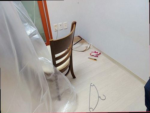 팔달구 누수탐지 누수 원인 조치 후 싱크대 주변을 재확인하는 모습