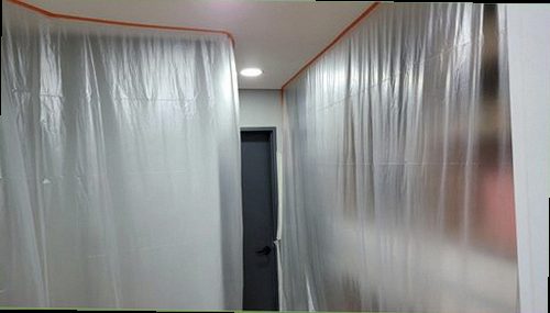 단원구 누수탐지 싱크대 하부 연결부와 측정 장비를 확인하는 모습