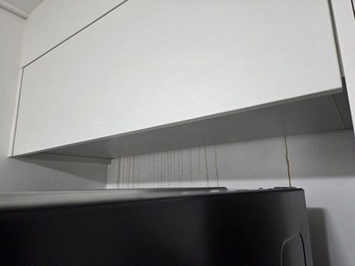 누수탐지 배수관 점검 전에 물 사용 시각과 누수 흔적을 기록하는 모습