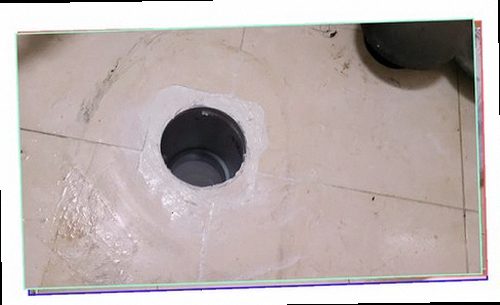 처인구 누수탐지 상부 배관 연결부를 점검하고 실링을 보수하는 과정