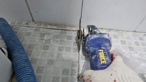 누수탐지 욕실 천장 얼룩을 점검하는 현장 장면