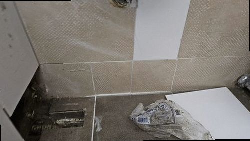 일산서구 누수탐지 누수 흔적과 배관 점검 위치를 비교하는 모습