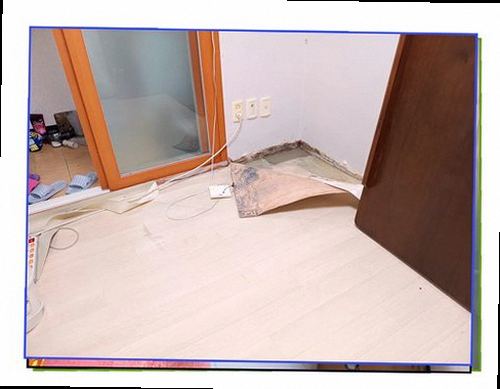 부평구 누수탐지 벽면 얼룩과 들뜬 벽지 상태를 확인하는 현장