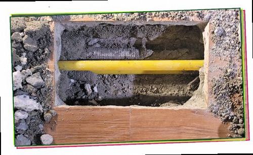 연수구 누수탐지 안방 천장 변색과 벽지 들뜸이 나타난 현장 모습