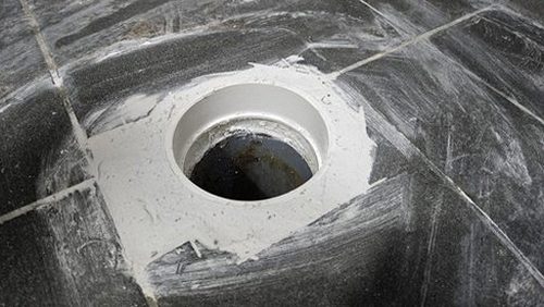 누수탐지 배관 압력과 수분 반응을 확인하는 점검 장면