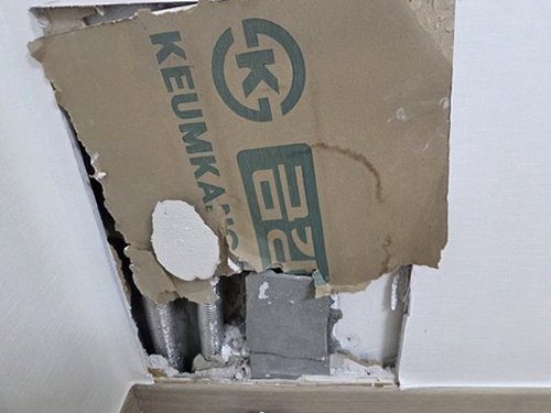 누수탐지 배관 누수 지점을 장비로 확인하는 장면